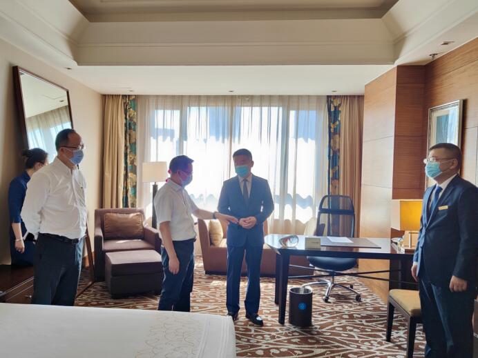 集团党委委员、董事郑贵林检查指导酒店疫情防控和防汛工作