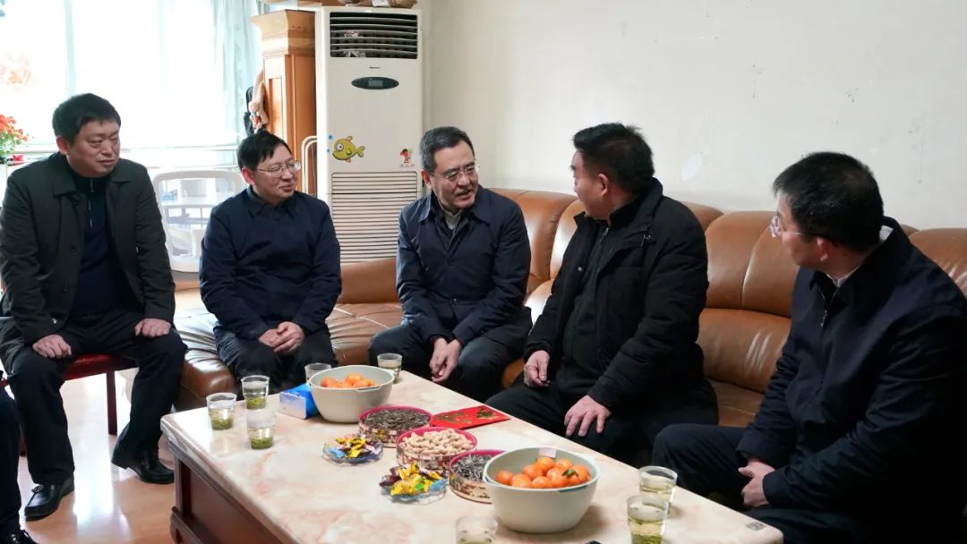 省国资委党委书记、主任冯文生等领导走访慰问省尊龙凯时集团老党员、老干部