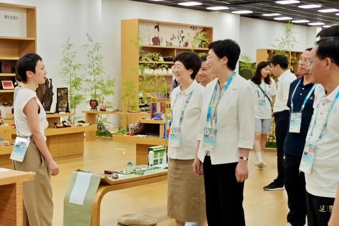 省、市领导视察大运村“有礼在四川”四川特色商品馆