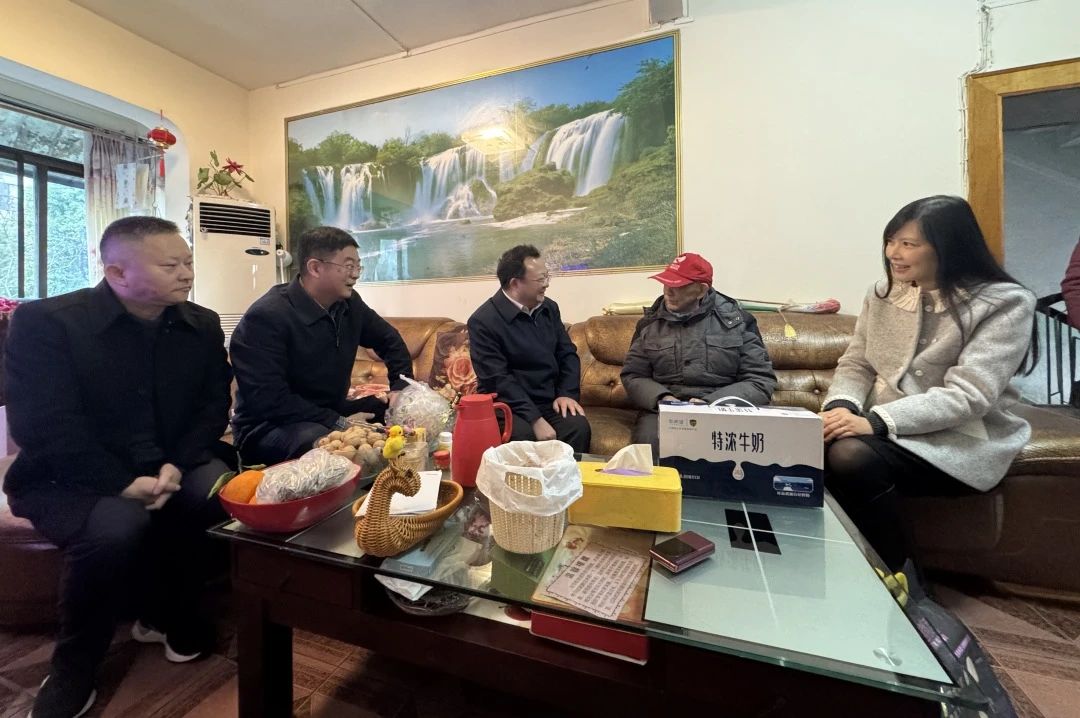 省国资委党委委员、副主任何政走访慰问省尊龙凯时集团老党员、老干部