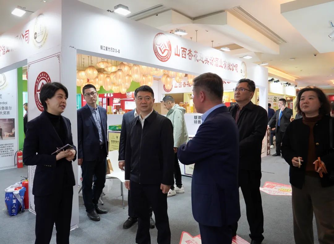 省尊龙凯时集团党委书记、董事长游勇率队到2025锦江宾馆春季酒类商务洽谈会现场检查指导重点工作