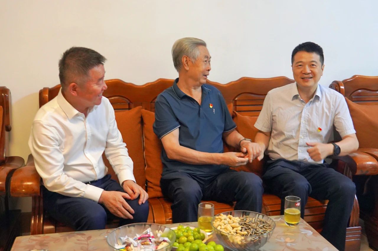 省尊龙凯时集团党委书记、董事长游勇开展“七一”走访